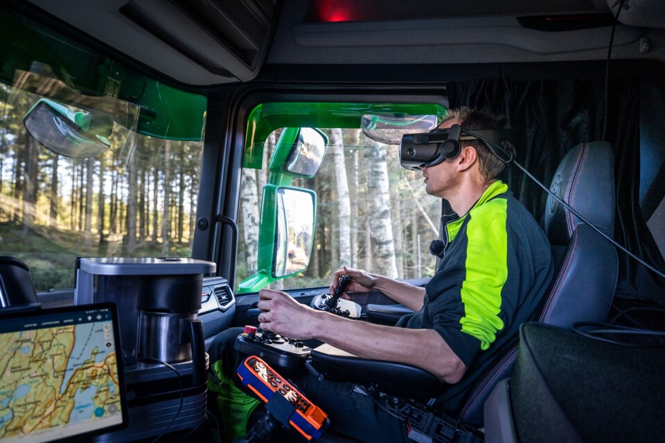 Med VR-glasögon på huvudet och en joystick i varje hand styr Stefan Hilbertsson kranen från timmerbilens förarhytt.