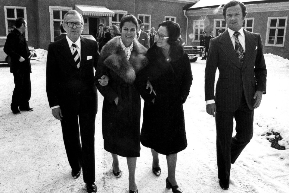 Kung Carl Gustaf och drottning Silvia med Silvias föräldrar Walther och Alice Sommerlath lämnar här Villa Beylon i Ulriksdal.