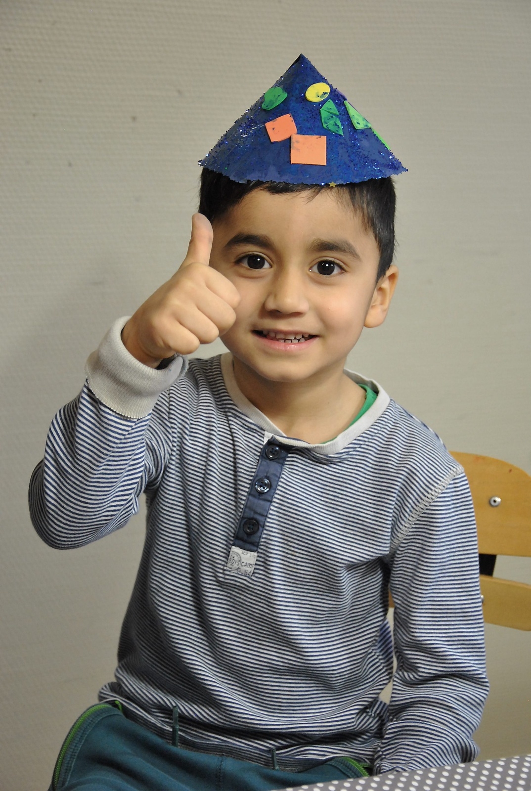 Tummen upp för Rayan Hammo, som ska jaga tjuvar när han blir stor. Hoppas han får användning av sin fina, blåa hatt då!
Foto: Marie Strömberg Andersson