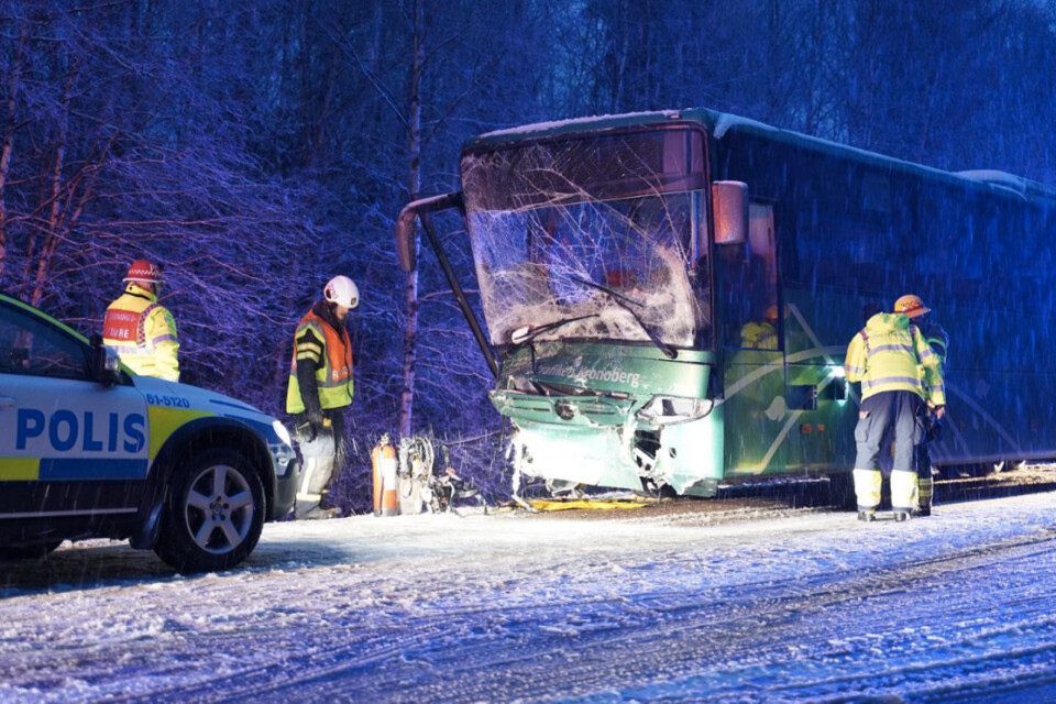 Flera olyckor inträffade under torsdagen. En person fördes med brådskande ambulanstransport till universitetssjukhuset i Lund efter att ha krockat med en buss på väg 25, öster om Hovmantorp.