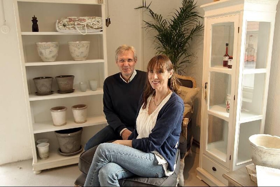 Bengt och Kerstin Gustafssons gemensamma företag Bengker jobbar med möbler och inredning. Företaget har många kunder via internet.
