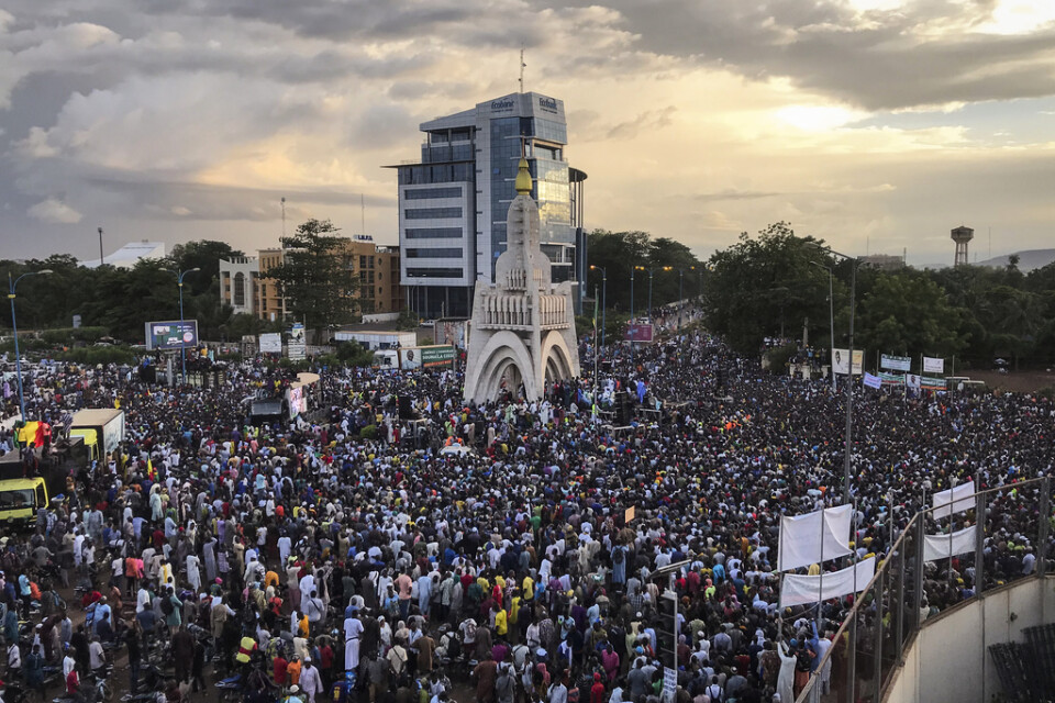 I somras samlades tusentals i Malis huvudstad Bamako för att fira att president Ibrahim Boubacar Keïta avsatts. Arkivbild.