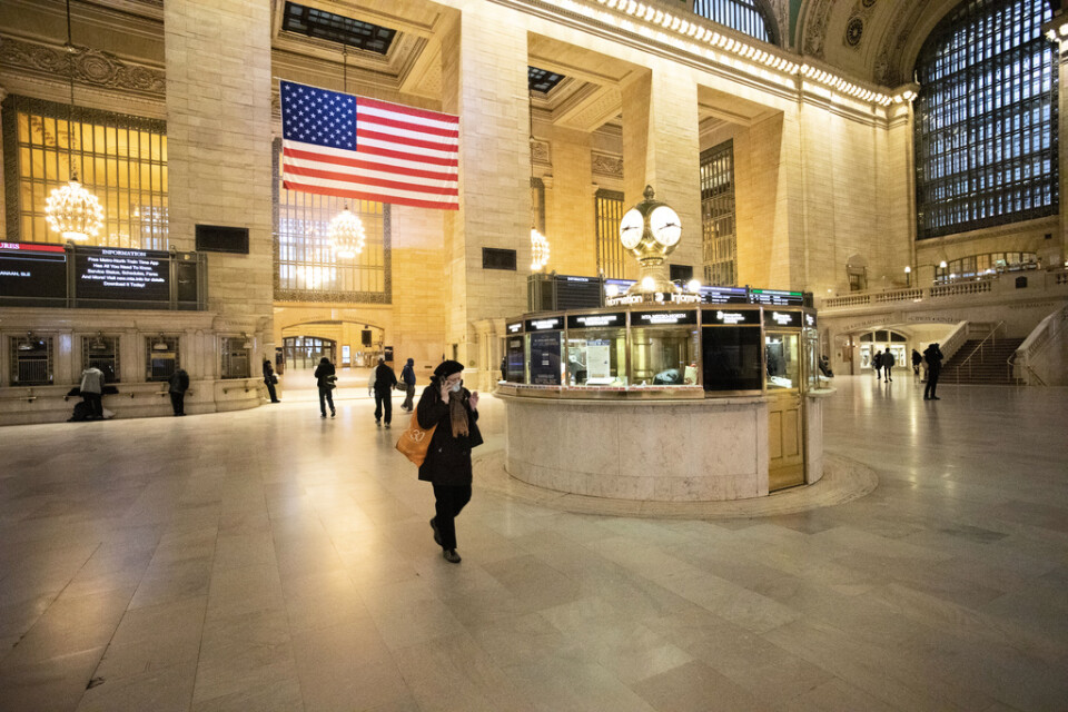 Tågstationen Grand Central i New York i USA var nästan tom på måndagen, då restriktionerna för att minska spridningen av det nya coronaviruset trätt i kraft.