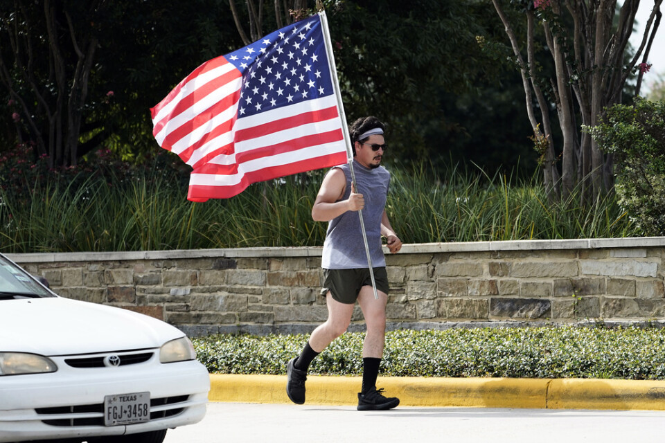 En man tränar vid sidan av en väg i Houston i Texas på USA:s nationaldag.