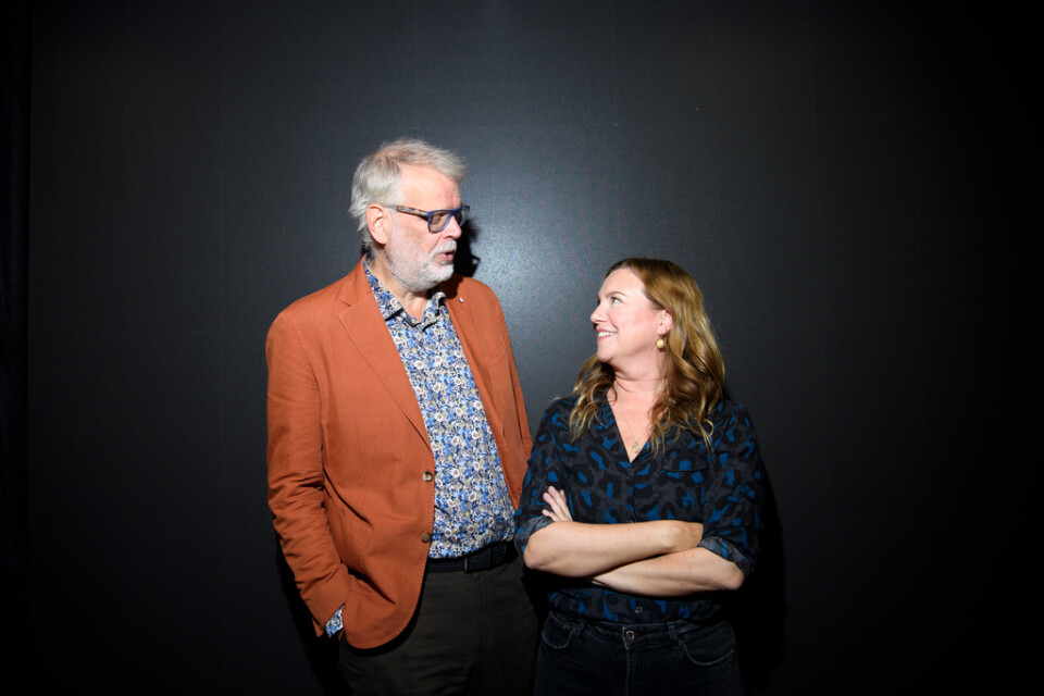 Manusförfattaren Hans Rosenfeldt och regissören Lisa James Larsson gör tv-serien "Ronja", som baseras på Astrid Lindgrens bok "Ronja Rövardotter".