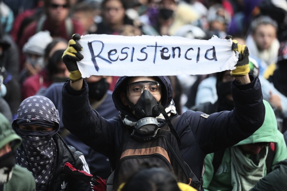 En demonstrant med budskapet "Resistencia", som betyder motstånd. Arkivbild