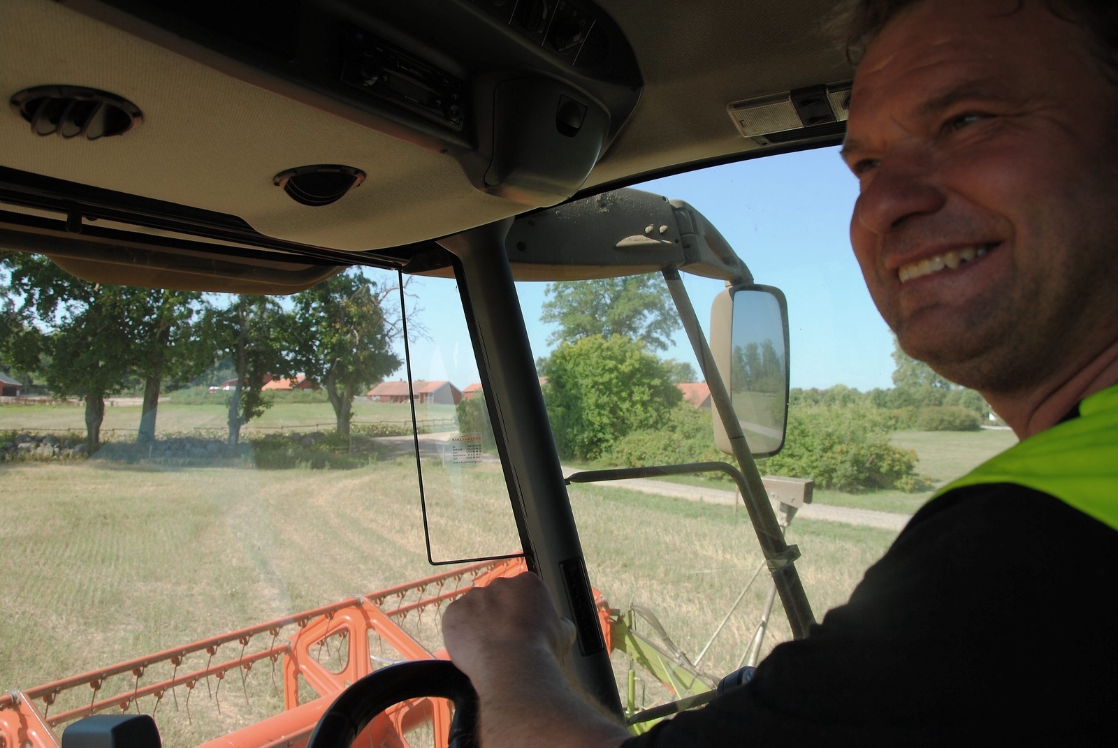 Tomas Nilsson, tröskar för dagen korn. 			                Foto: Susanne Gäre