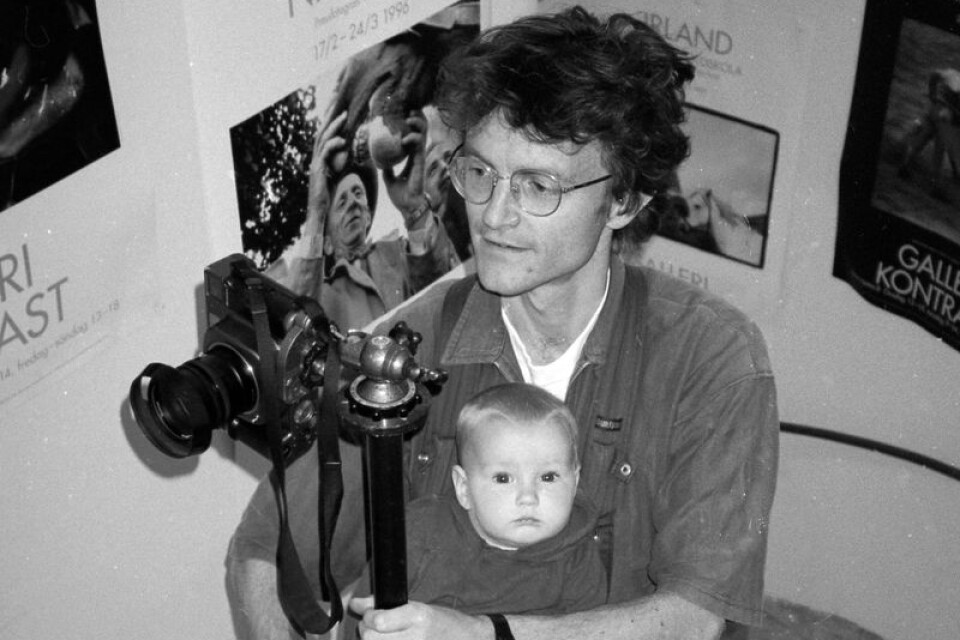 Lars Tunbjörk och dottern Ella 1998.  ”Han skulle fotografera mig och en person till i Galleri Kontrasts lokaler där jag skötte verksamheten”, skriver Rolf Adlercreutz om bilden.