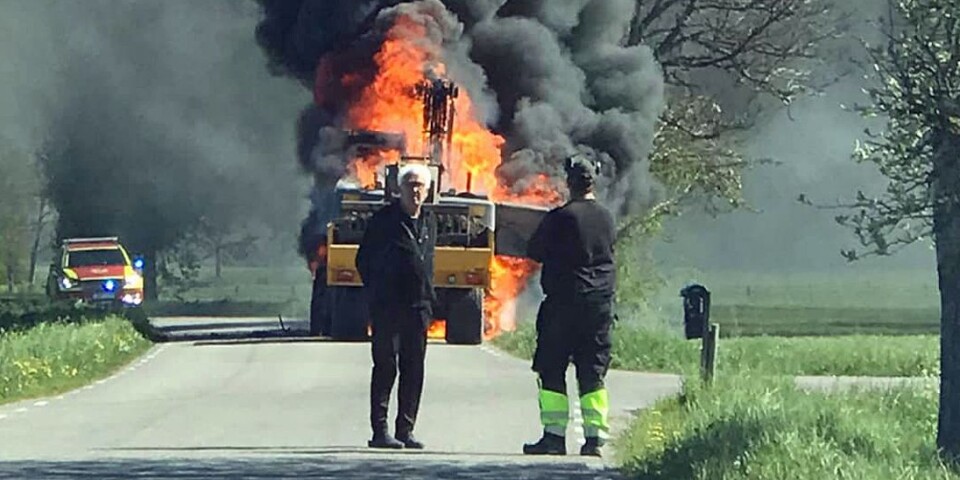 Simon Andersson (till höger) tvingades på onsdagen se på när hans grävmaskin brann upp på Gamla vägen i Södvik.