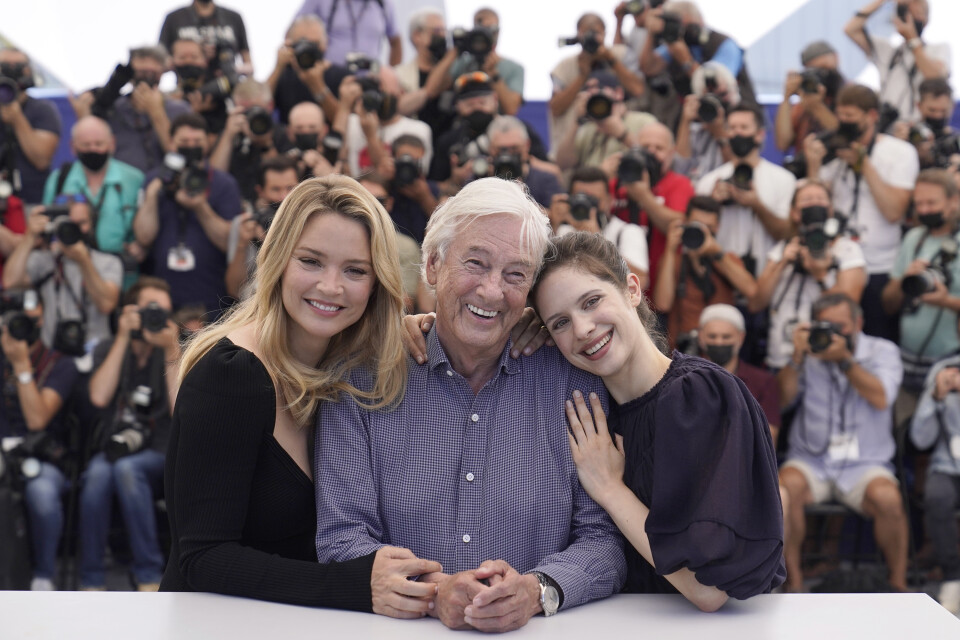 Virginie Efira, tillsammans med regissören Paul Verhoeven och sin motspelare Daphne Patakia, på filmfestivalen i Cannes tidigare i år. Arkivbild.