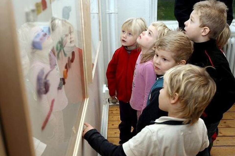 Barnen från Näktergalens förskola fick i går besöka museet och utställningen "Tingens teater". Från vänster Ida Svendsen, Klara Svensson Feher, Jesper Sjögren, Mikael Larsson (närmast kameran) och Hampus Nilsson. Bilder: Claes Nyberg
