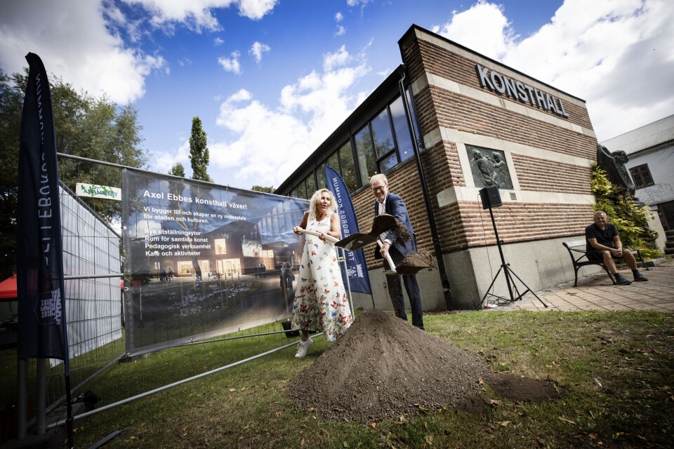 Ann Kajson Carlqvist (M) och Thomas Nilsson (KD), tog första spadtaget för om- och tillbyggnaden av Axel Ebbes konsthall.