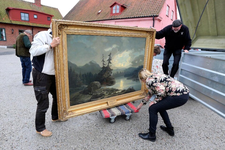 Målningen anlände till Brösarp på torsdagen och det krävdes en hel del bärhjälp för att få in den i det gamla tingshuset. Foto: Sprisse Nilsson