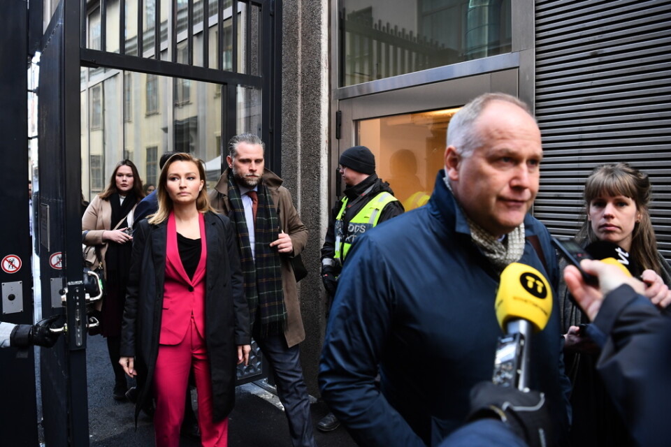 Kristdemokraternas partiledare Ebba Busch och Vänsterpartiets ledare Jonas Sjöstedt lämnar partiledarmötet på Regeringskansliet i Stockholm.