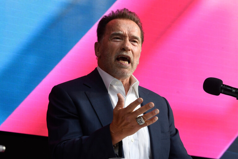 Arnold Schwarzenegger i krock med flera bilar