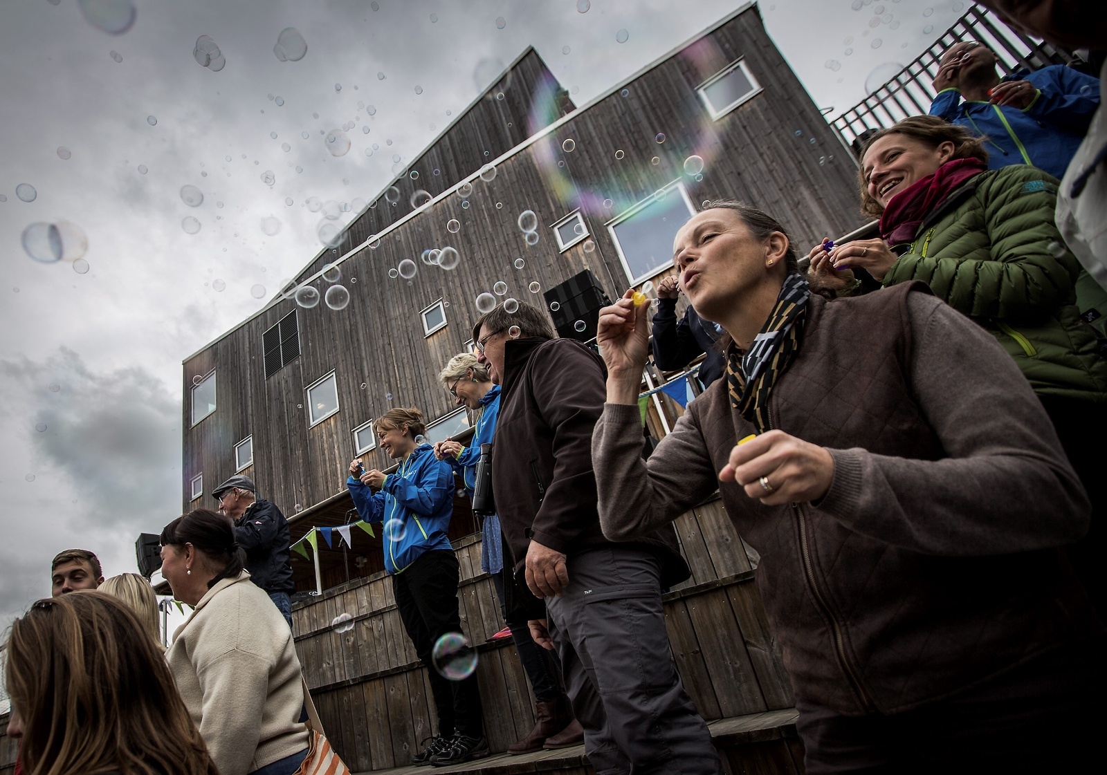Såpbubblor fick markera att det gått tio år sedan Vattenriket blev biosfärområde. Jubileumet uppmärksammades med tal och aktiviteter på Naturum i Kristianstad på lördagen. Foto: Torbjörn Wester