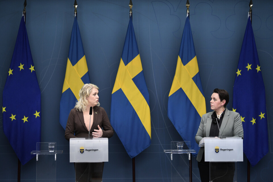 Socialminister Lena Hallengren (S) och Marie Morell, ordförande i Sveriges Kommuner och Regioners sjukvårdsdelegation, berättar om vaccineringsprogrammet.