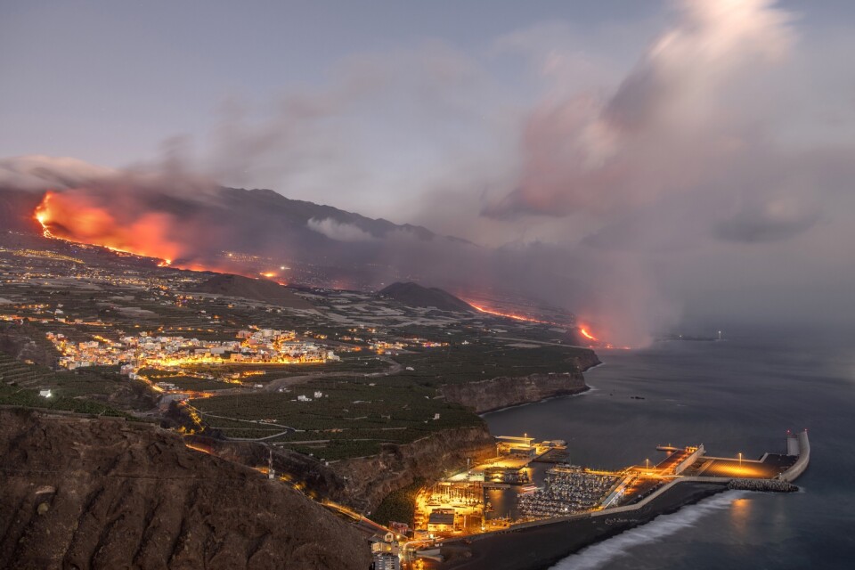 Lava flödar ned för vulkanen på kanarieön La Palma. Arkivbild.