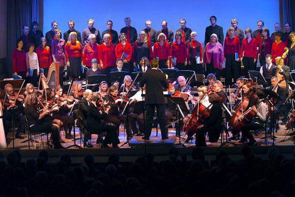 Det var fullt på scen och fullt i salongen när Christianstad symfoniker, Kristianstads musikklasser och Motettkören sammanstrålade. BILDER: BOSSE NILSSON