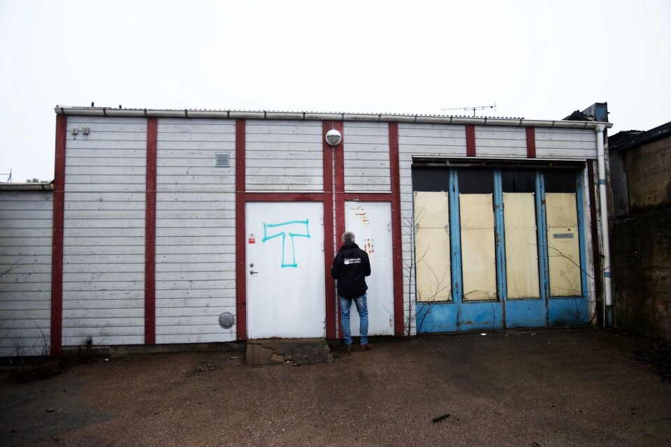 Fastighetsingenjör Zerny Bäck låser på baksidan av den gamla bilverkstaden.