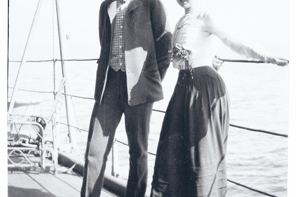 Gusty och Daisy 1905. Det nyförlovade paret, 22 respektive 23 år, är på väg tillbaka från Capri där prinsessan Margaret av Connaught, som hon fortfarande hette, för första gången träffat sin blivande svärmor, kronprinsessan Victoria. Bröllopet äger rum samma år. Pressbild.