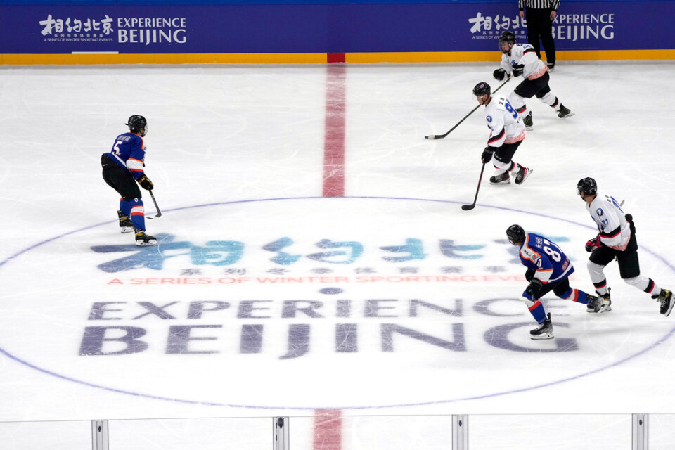 En match under OS-testet av hockeyarenorna i Peking. Arkivbild.