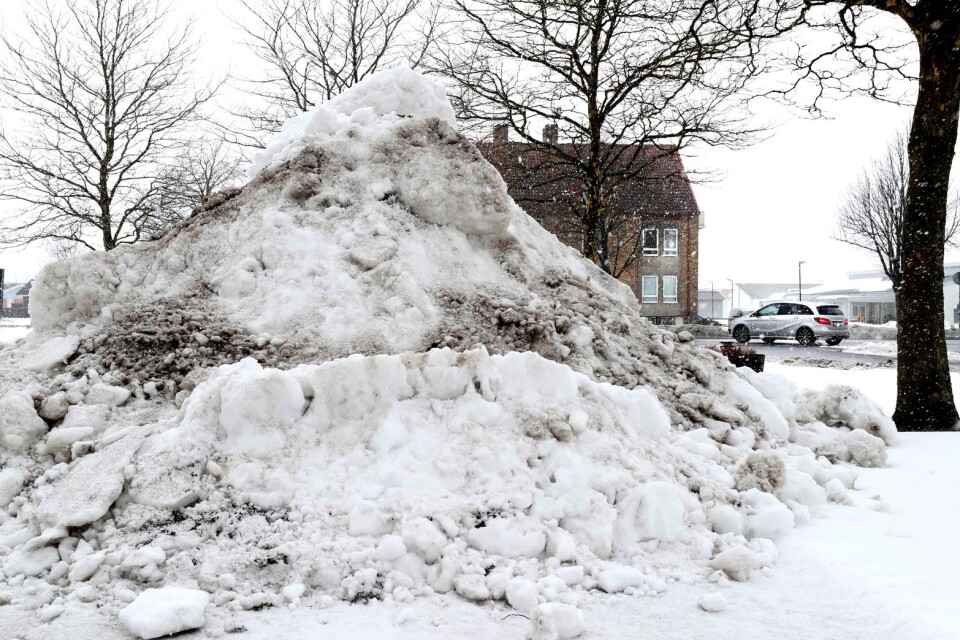 Gräsplätten vid Byavägen - ett av de ställen kommunen lagt upp snö på när man kommit igång med arbetet med att tömma gatorna på snömassor.