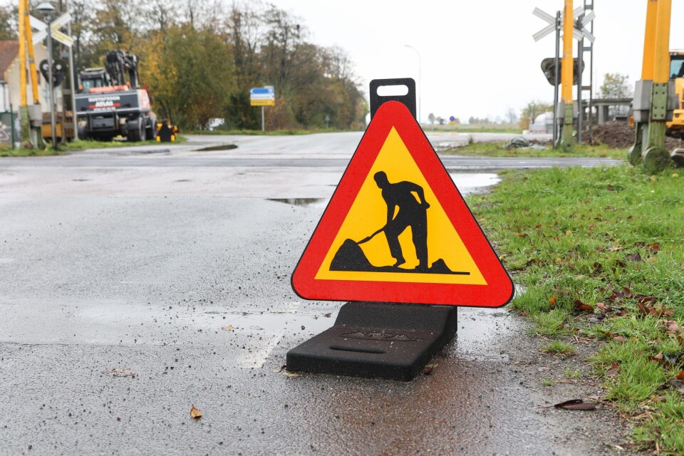 Förberedelserna inför det kommande mötesspåret i Gärsnäs har gått in i en intensiv fas. Samtidigt asfalteras väg 11 om genom byn.