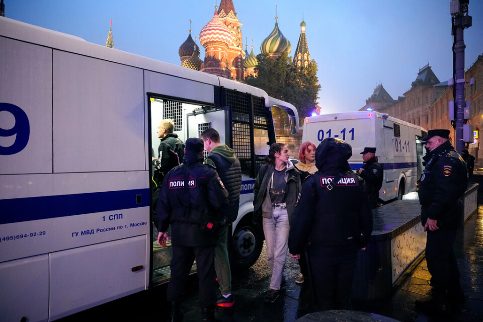 Polisen i Moskva frihetsberövade på lördagen hundratals personer i samband med nya protester mot mobiliseringen.
