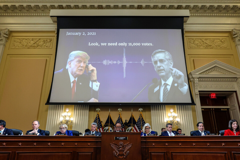 Inspelning av dåvarande president Donald Trumps samtal med Georgias delstatsminister Brad Raffensperger spelas upp i utredningen av stormningen av Kapitolium.