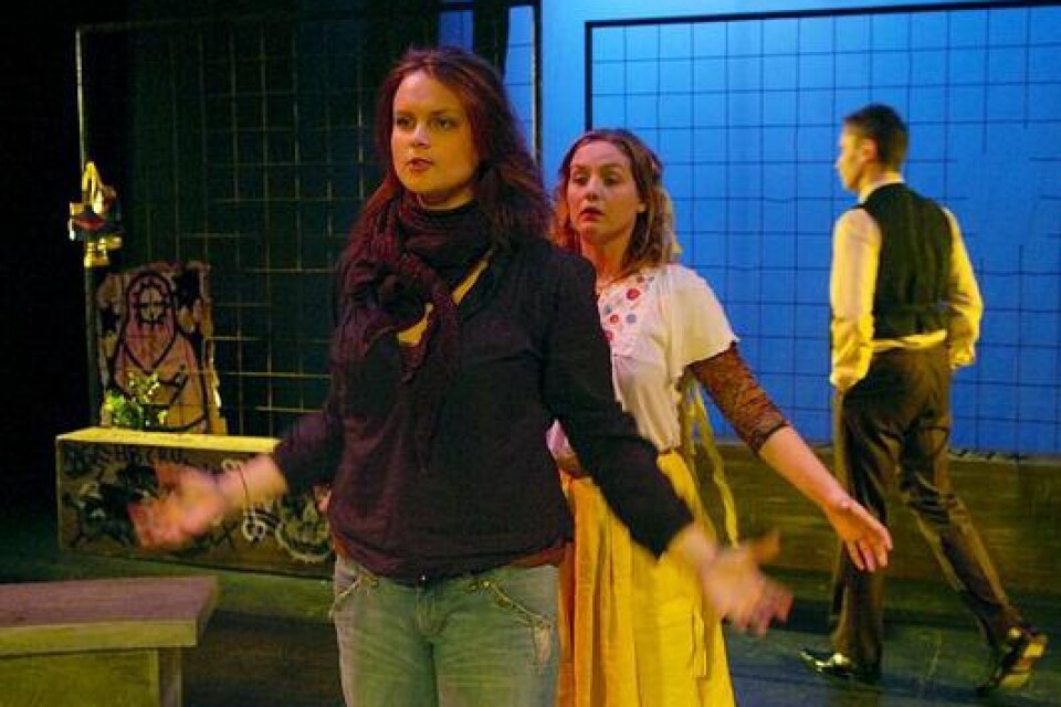 Therese Willstedt regiserade Johanna Sällströms sista roll i Tjechovs måsen som sattes upp på Ystads teater hösten 2006. Arkivbild: Thorsten Persson