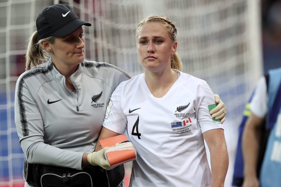 Nya Zeelands och Vittsjös försvare C.J. Bott råkade ut för ett oturligt handledsbrott när hon täckte ett skott i VM-matchen mot Kanada. Foto: TT