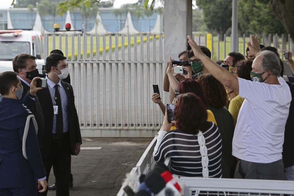 Brasiliens president Jair Bolsonaro möter anhängare utanför presidentpalatset Alvorada.