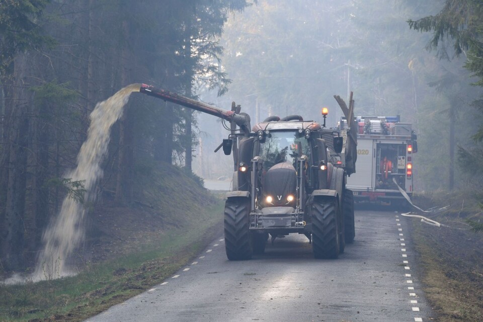 Med hjälp av traktor och gödseltank vattenbegjuter man vägarna i skånska Hästveda.