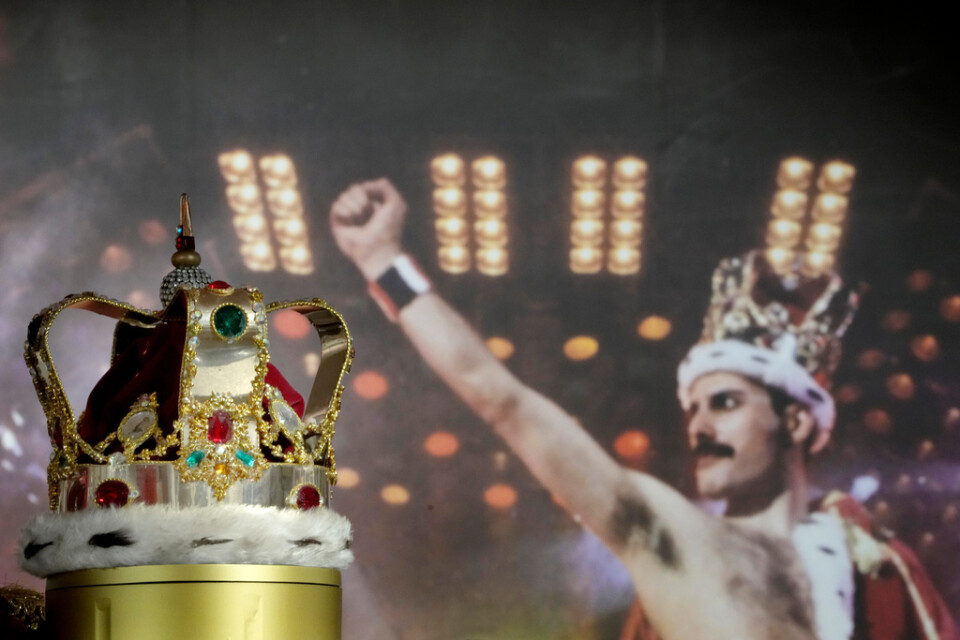 Bland föremålen som auktioneras ut återfinns en kopia av den brittiske monarkens krona som Freddie Mercury bar under Queens konsertturné "Magic tour" 1986.
