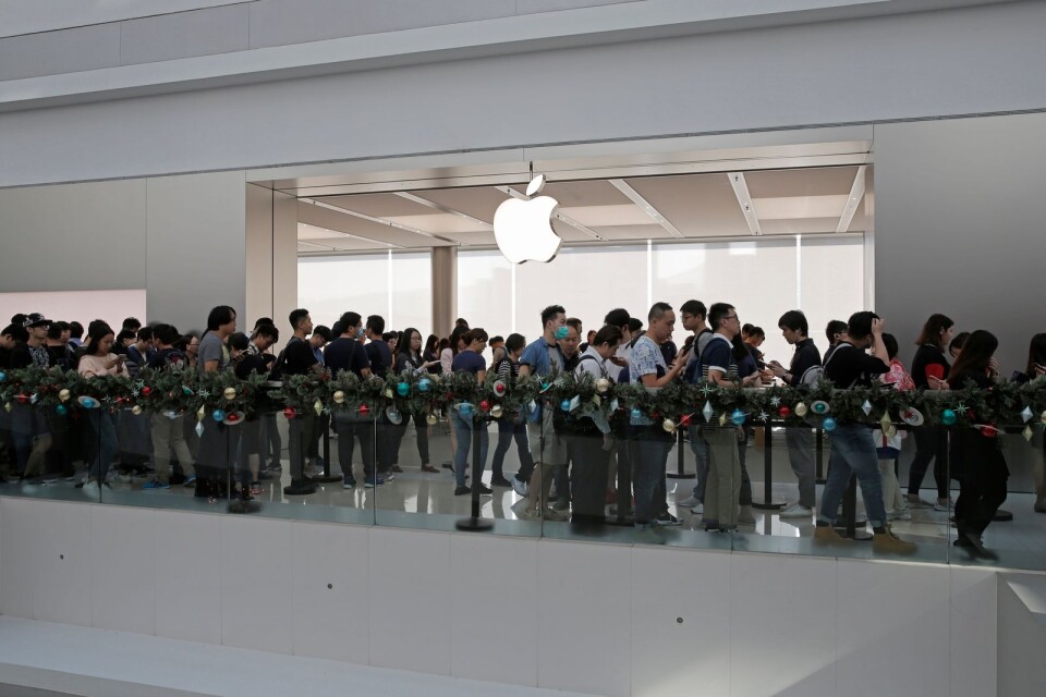 Hongkong-bor köar för att köpa fjolårets nya Apple-modell, Iphone X. Arkivbild.