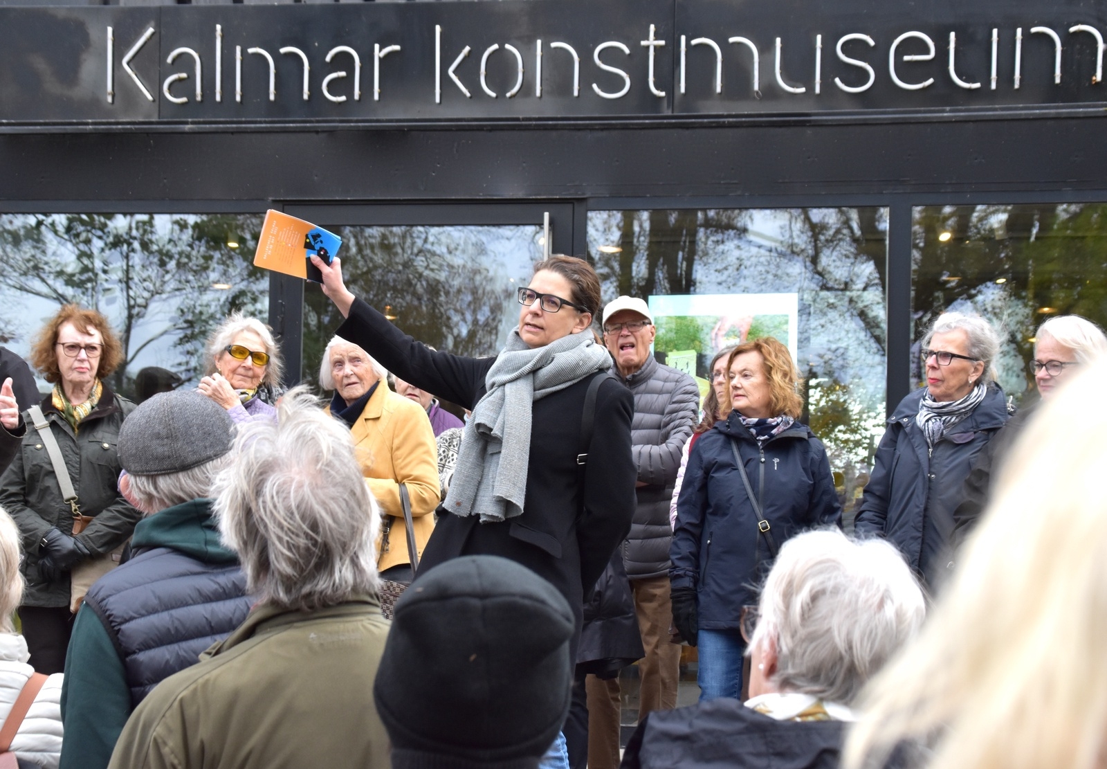 Rita Michelsson informerade publiken om den guidade turen genom Kalmar konstgallerier.