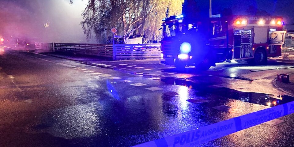 Det har brunnit kraftigt i en villa på Esplanaden i Mörbylånga i natt. Eldloppor flög över området när grannar väcktes av branden vid 02-tiden.