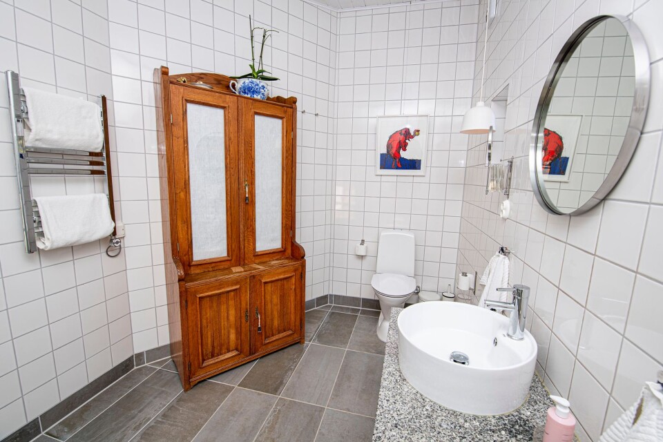 I den tillbyggda delen av huset finns badrummet som är fräscht och rymligt. Ett gammalt linneskåp som är ärvegods fungerar i dag som badrumsskåp.