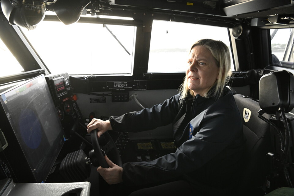 Statsminister Magdalena Andersson (S) kör stridsbåt 90 under ett besök på Berga örlogsbas i Haninge.