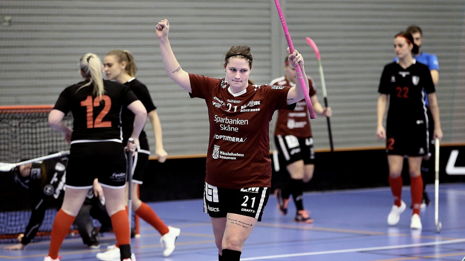 Anna Olsson signalerar för mål. Det blev fyra pytsar från Rökeveteranens klubba i seriefinalen mot Landskrona.
Foto: Stefan Sandström