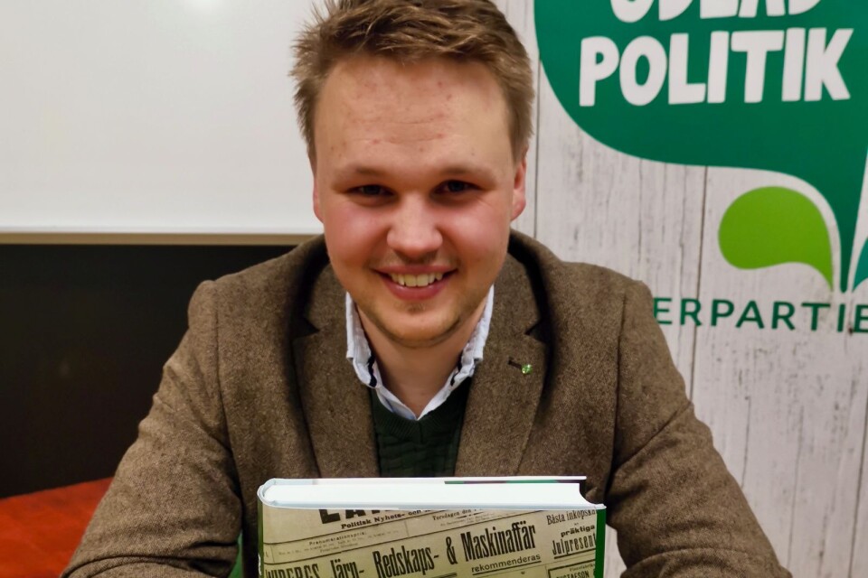 Andreas Håkansson med den nya boken som släpps torsdag 3 december.