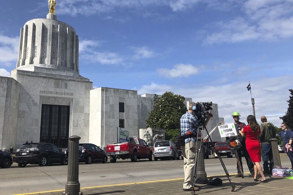 Journalister och demonstranter utanför Oregon State House i huvudstaden Salem.