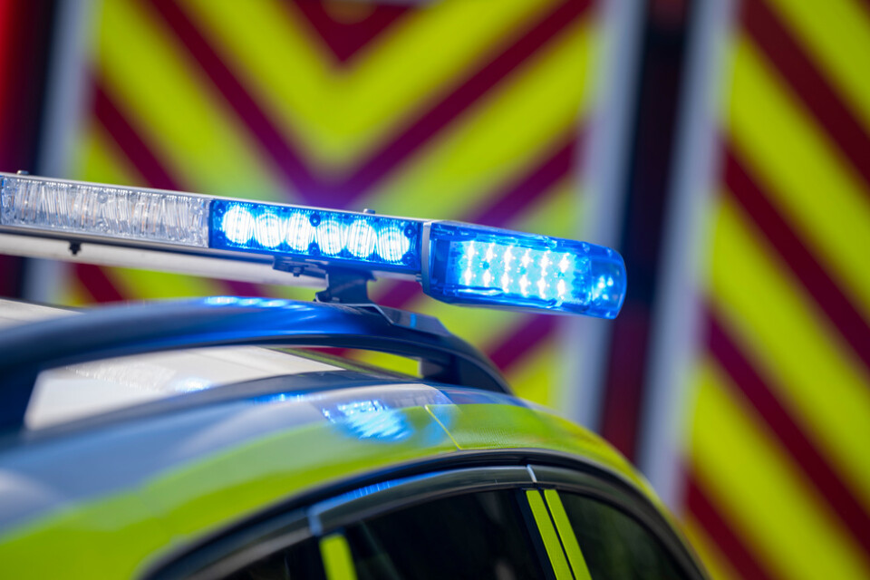 En man har under natten förts med ambulans till Skånes universitetssjukhus i Lund med allvarliga skador efter en husvagnsbrand. Arkivbild.