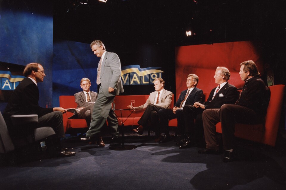 Året är 1991 och liberalernas ledare Bengt Westerberg lämnar TV-studion när Ny Demokratis Ian Wachtmeister och Bert Karlsson kommer in och sätter sig i soffan.