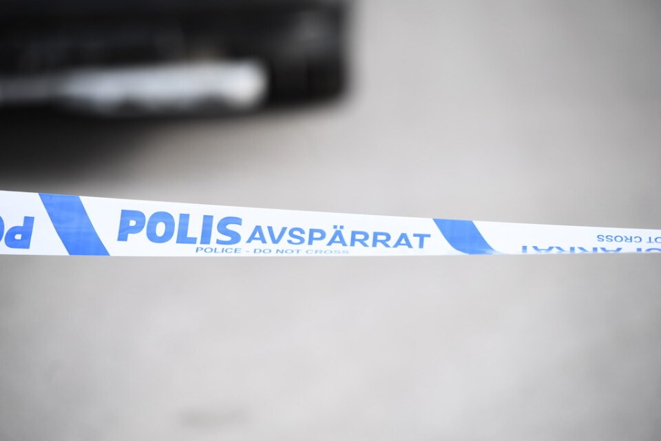 Polisens nationella bombskydd undersökte ett misstänkt föremål intill en skola Axvall i Västra Götaland. Arkivbild