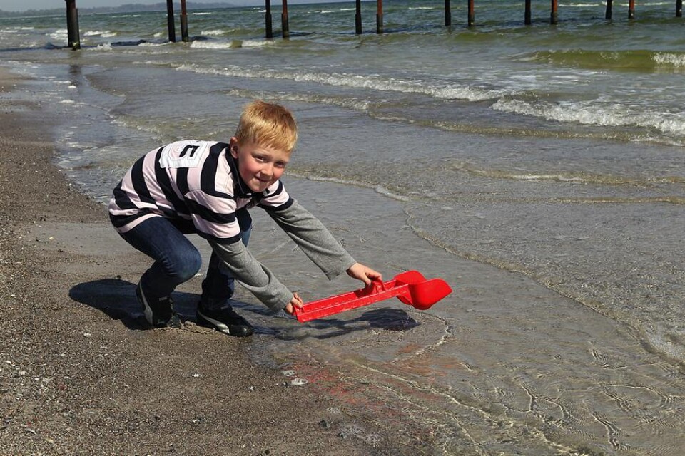 Johan Holmdahl, sju år, går i ettan på Smygeskolan, men på tisdagen var han förste vattenhämtare till sandslottet i Skateholm.
