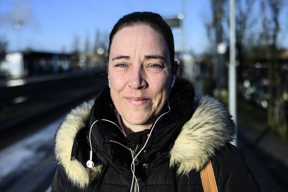 Angelika Carlsson på perrongen på stationen i Skurup.