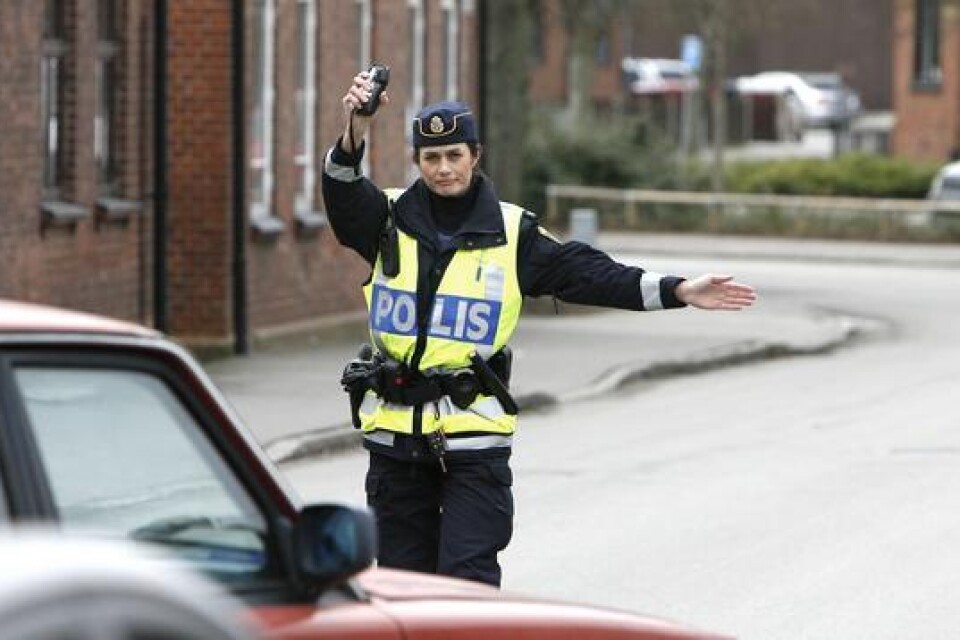 Tecknen ska var tydliga. Dusica Dannegård är en av de två aspiranter som nu tjänstgör på närpolisen i Vellinge de närmaste fem veckorna. Bild: Claes Nyberg