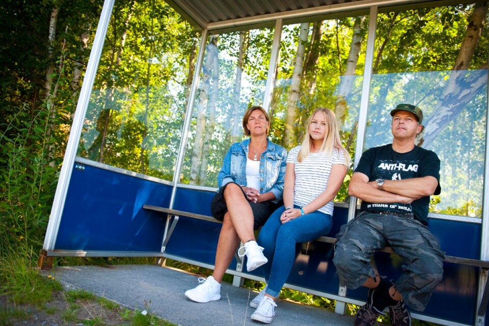 Laura Karlsson (mitten) ringde direkt till mamma och pappa efter att hon och hennes kompis Indra fick gå av bussen. Foto: Hanna Franzén